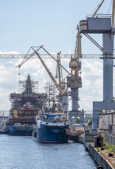 Repair of ships at the Admiralty shipyards in Saint Petersburg (2024 год). Редакционное фото, фотограф Евгений Харитонов / Фотобанк Лори