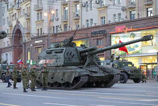 Репетиция парада в честь Дня Победы в Москве. Сбор военной техники на Тверской улице для прохождения по Красной площади. 2С19 Мста-С (по классификации НАТО - M1990 «Farm») - российская 152-мм дивизионная самоходная гаубица (2016 год). Редакционное фото, фотограф Игорь Долгов / Фотобанк Лори