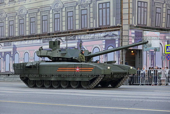 Репетиция парада в честь Дня Победы в Москве. Сбор военной техники на Тверской улице для прохождения по Красной площади. Т-14 - новейший российский танк с необитаемой башней на базе универсальной гусеничной платформы "Армата" (2016 год). Редакционное фото, фотограф Игорь Долгов / Фотобанк Лори