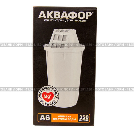 Replacement cartridge for the Aquaphor filter jug is isolated on a white background. Cartridge 6 cleans tap water from harmful impurities (2021 год). Редакционное фото, фотограф Воловодов Владимир / Фотобанк Лори