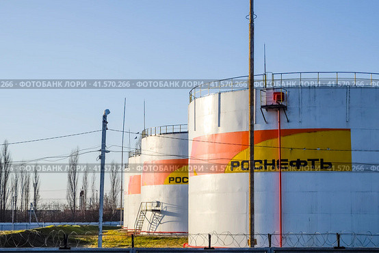 Reservoirs with fuel at the oil depot of Rosneft. Tanks in the light of the setting sun. (2017 год). Редакционное фото, фотограф Леонид Еремейчук / Фотобанк Лори