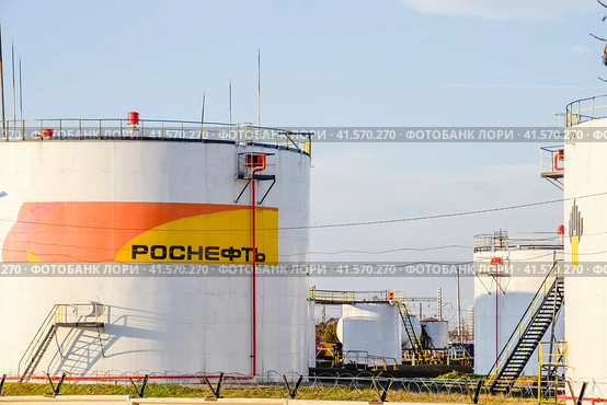 Reservoirs with fuel at the oil depot of Rosneft. Tanks in the light of the setting sun. (2017 год). Редакционное фото, фотограф Леонид Еремейчук / Фотобанк Лори