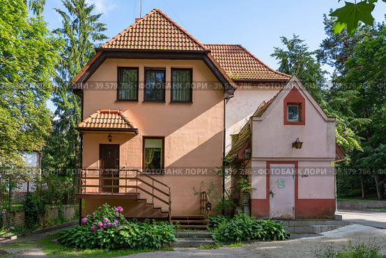 Residential building on Oktyabrskaya street in Svetlogorsk (2017 год). Стоковое фото, фотограф Ольга Остроухова / Фотобанк Лори