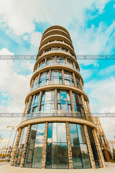 Residential complex on Marc Chagall embankment. Modern apartment complex ZILART (2022 год). Редакционное фото, фотограф Константин Григорьев / Фотобанк Лори