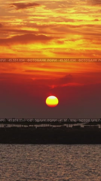 Resort beach with parasol and sea sunrise. Стоковое видео, видеограф Михаил Коханчиков / Фотобанк Лори
