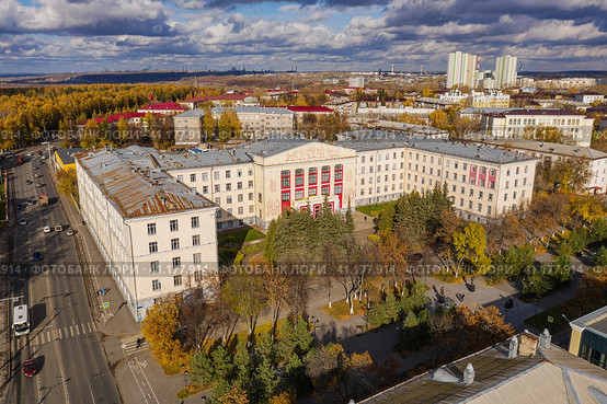 Республика Башкортостан, город Уфа осенью: главный корпус Уфимского государственного нефтяного технического университета (УГНТУ). Вид с воздуха. Republic of Bashkortostan, Ufa city in autumn: the main building of the Ufa State Petroleum Technical University (USNTU). Aerial view. Стоковое фото, фотограф Евгений Романов / Фотобанк Лори