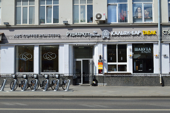 Ресторан Abc coffee Roasters. Кафе "Фудмаркет на Покровке". Кальян-бар. Улица Покровка, 7/9-11, корпус 1. Басманный район. Город Москва (2019 год). Редакционное фото, фотограф lana1501 / Фотобанк Лори