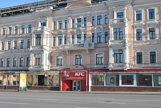 Ресторан быстрого обслуживания «KFC». Бывший доходный дом Хомяковых, 1899 года постройки. 1-я Тверская-Ямская улица, 2. Город Москва (2013 год). Редакционное фото, фотограф lana1501 / Фотобанк Лори