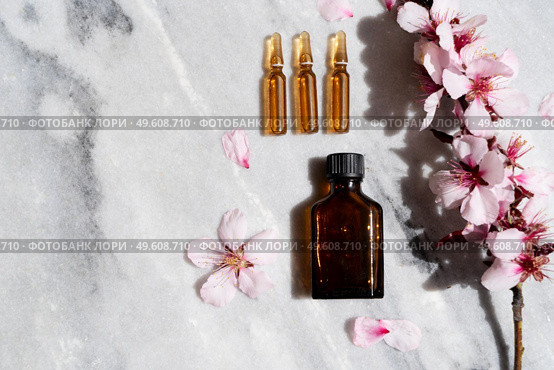 Retinol and almond oil serum beauty care, anti aging natural cosmetic, laboratory testing concept, copy space. Retinol and almond oil serum oil beauty care. Стоковое фото, агентство Ingram Publishing / Фотобанк Лори