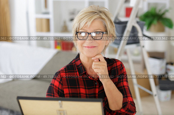 retired senior woman looking at photograph. Стоковое фото, агентство Ingram Publishing / Фотобанк Лори