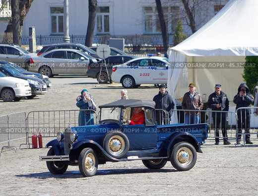 Ретро-автомобиль Ford A (пикап). Автобаттл «Ревущие 20-е». Екатеринбург, площадь 1905 года. (2019 год). Редакционное фото, фотограф Алексей Иванов / Фотобанк Лори