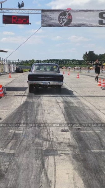 Retro cars in the pit lane. Start of the 1/8 mile race. Редакционное видео, видеограф Sergey Kohl / Фотобанк Лори