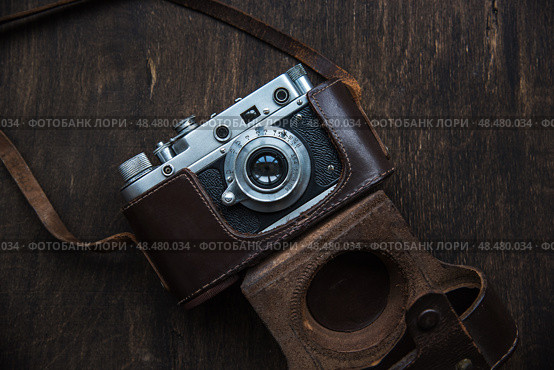 Retro photo camera with a leather case. Стоковое фото, фотограф София Тюленева / Фотобанк Лори