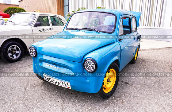 Retro ukrainian car ZAZ-965 Zaporozhets at the city street during oldtimer show (2023 год). Редакционное фото, фотограф FotograFF / Фотобанк Лори