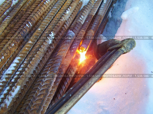 Резка арматуры газовой горелкой. Фрагмент. Стоковое фото, фотограф Алёшина Оксана / Фотобанк Лори