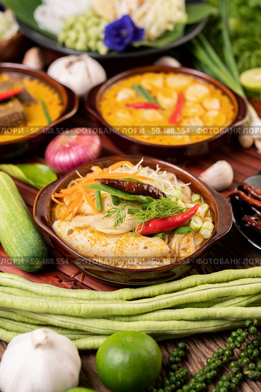 Rice noodles, red curry with meatballs, with dried chilies, basil, cucumber and long beans. Стоковое фото, агентство Ingram Publishing / Фотобанк Лори