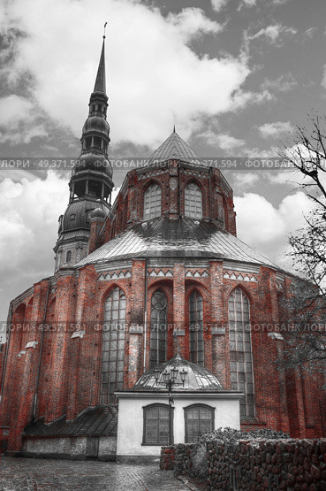 Riga Church of St. Peter and the streets of the ancient city. black and red and white photo. Стоковое фото, агентство Ingram Publishing / Фотобанк Лори