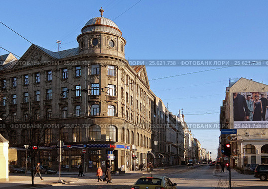 Рига, угол Крышьяна Барона и Элизабетес (2017 год). Редакционное фото, фотограф Andrejs Vareniks / Фотобанк Лори