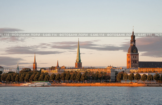 Рига, Вид на старый город на закате (2014 год). Стоковое фото, фотограф Юлия Бабкина / Фотобанк Лори