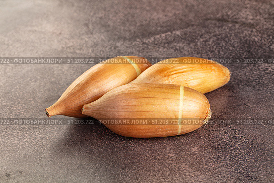 Ripe shallot onion for cooking. Стоковое фото, фотограф Андрей Старостин / Фотобанк Лори