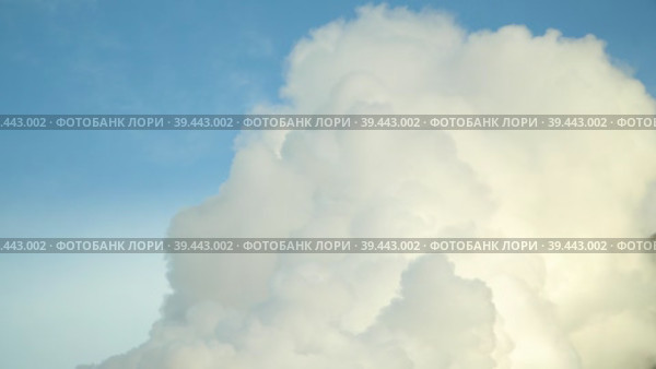 Rising large clouds of steam swirling against the sky in slow motion Поднимающиеся большие облака пара, кружащиеся на фоне неба в замедленной съемке. Стоковое видео, видеограф Руслан Лесков / Фотобанк Лори