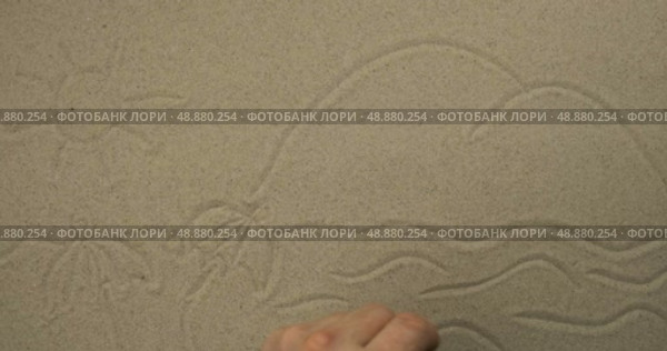Рисование палочкой на песке. Два пляжных зонта на фоне моря, солнца и гор. Символический рисунок, посвященный туризму и досугу. Вид сверху. Стоковое видео, видеограф Александр Собко / Фотобанк Лори