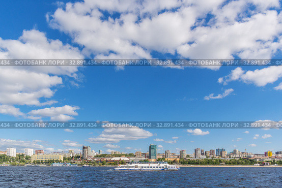 River boat tour River in Samara, Russia (2019 год). Стоковое фото, фотограф Дмитрий Тищенко / Фотобанк Лори