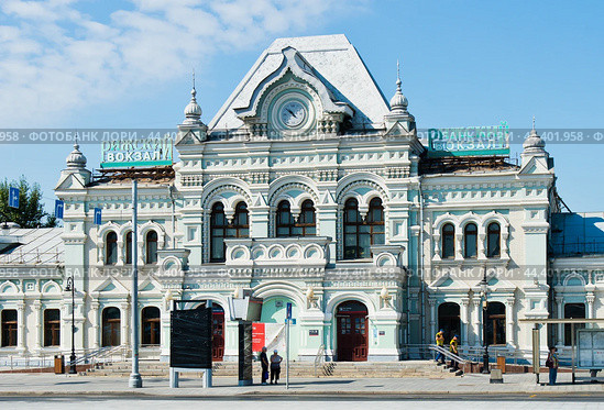 Рижский вокзал в летний солнечный день. Москва (2024 год). Редакционное фото, фотограф E. O. / Фотобанк Лори