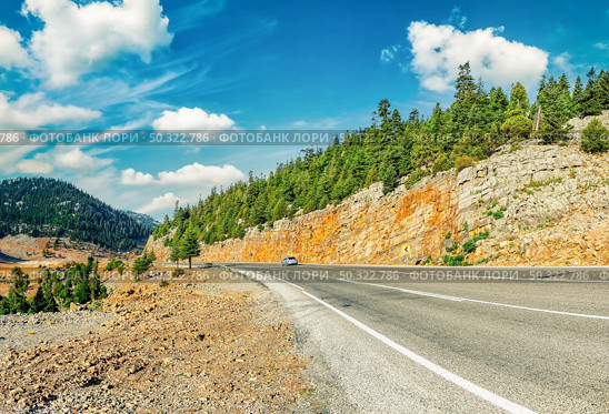Road in the mountains of Turkey during the day. Serpentine road in Turkey. Стоковое фото, агентство Ingram Publishing / Фотобанк Лори