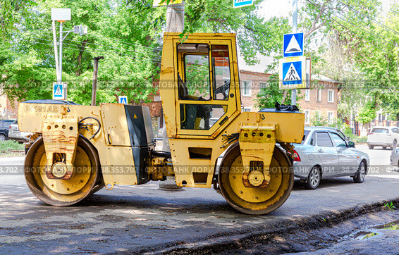 Road roller parked up at the sity street (2021 год). Редакционное фото, фотограф FotograFF / Фотобанк Лори