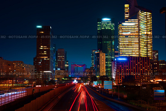 Road to skyscrapers of parisian district la Defense at night, France. Стоковое фото, агентство Ingram Publishing / Фотобанк Лори
