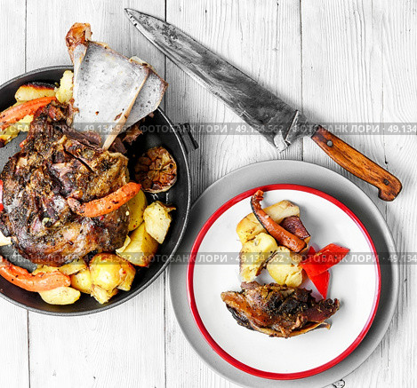 Roast mutton in the pan. Стоковое фото, агентство Ingram Publishing / Фотобанк Лори