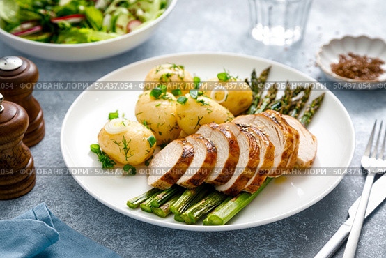 Roasted chicken breast, boiled new potato and grilled asparagus. Стоковое фото, агентство Ingram Publishing / Фотобанк Лори