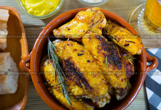 Roasted chicken wings in clayware. Стоковое фото, фотограф Яков Филимонов / Фотобанк Лори