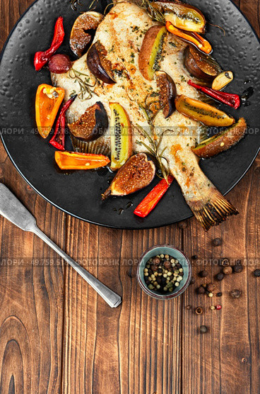 Roasted flounder fish, flatfish on rustic wooden table. Rustic style. Fried flounder fish. Стоковое фото, агентство Ingram Publishing / Фотобанк Лори