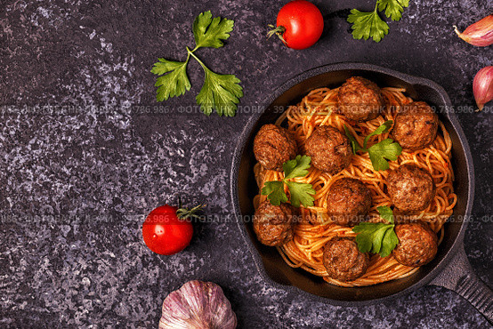 Roasted meatballs with spaghetti. Стоковое фото, фотограф Татьяна  Бральнина / Фотобанк Лори