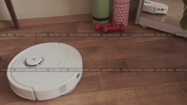 Robot removes dust from the floor with automatic system for efficient and hands free home cleaning every day. Стоковое видео, видеограф Svetlana Golovco / Фотобанк Лори