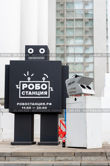 Робот у входа на выставку "Робостанция". ВВЦ. Москва (2018 год). Редакционное фото, фотограф Александр Щепин / Фотобанк Лори