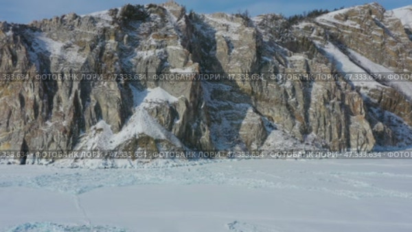 Rocky shore of Olkhon Island on Baikal. Стоковое видео, видеограф Михаил Коханчиков / Фотобанк Лори