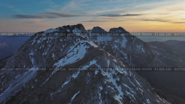 Rocky snow mountains and sunset sun. Стоковое видео, видеограф Михаил Коханчиков / Фотобанк Лори