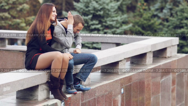 Родственники сидят на гранитном заборе. Стоковое видео, видеограф Потийко Сергей / Фотобанк Лори