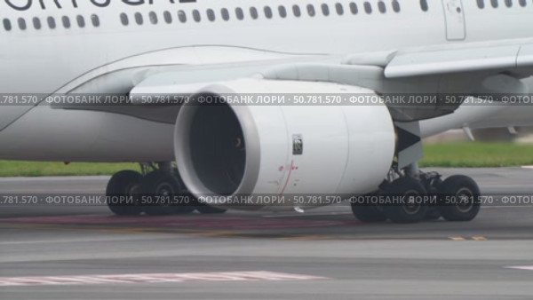 Rolls-Royce Engine on Commercial Aircraft at Lisbon Airport. Редакционное видео, видеограф Данил Руденко / Фотобанк Лори
