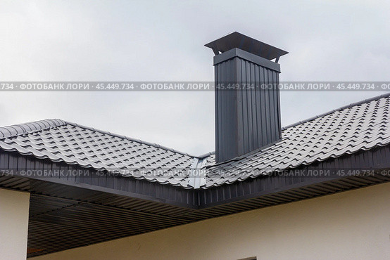 roof of a new private house against the background of a cloudy sky on a summer day. Стоковое фото, фотограф Акиньшин Владимир / Фотобанк Лори