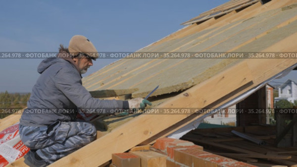 Roofing work. Installation of insulation for insulation of the roof of a private house. Стоковое видео, видеограф Константин Мерцалов / Фотобанк Лори