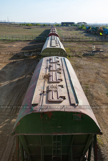 Roofs of hopper car train, abstract picture. Railroad transportation. railway terminal of Phosphate fertilizers plant. Стоковое фото, фотограф Alexey Rezvykh / Фотобанк Лори