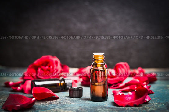 Roses essential oil for cosmetic products, aromatherapy treatment , spa or wellness. Стоковое фото, агентство Ingram Publishing / Фотобанк Лори