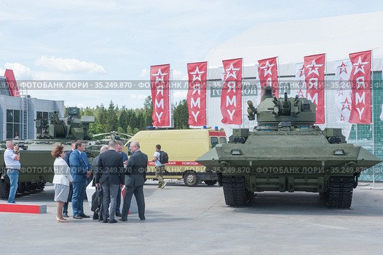 Российская боевая бронированная машина Т-15 на базе универсальной гусеничной платформы «Армата» с необитаемым боевым модулем АУ200М "Байкал" с 57-мм пушкой на форуме "Армия-2019" Редакционное фото, фотограф Малышев Андрей / Фотобанк Лори