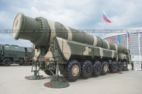 Российская межконтинентальная баллистическая ракета РТ-2ПМ «Тополь» (по классификации НАТО SS-25 Sickle) на Международном военно-техническом форуме АРМИЯ-2017, вид справа-сзади. Кубинка, военно-патриотический парк "Патриот" Редакционное фото, фотограф Малышев Андрей / Фотобанк Лори