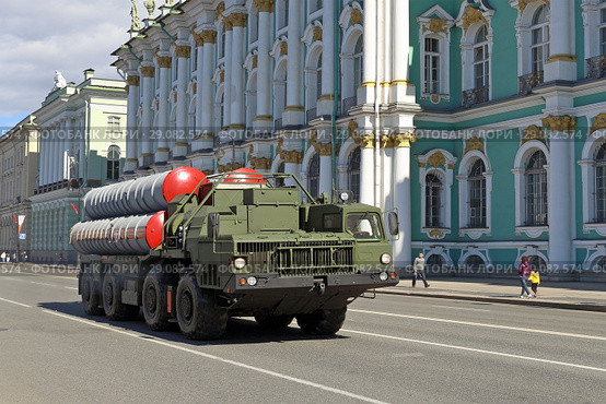 Российская модернизированная зенитная ракетная система СПУ С-300 ПМ едет по Дворцовой набережной. Город Санкт-Петербург (2017 год). Редакционное фото, фотограф Григорий Писоцкий / Фотобанк Лори