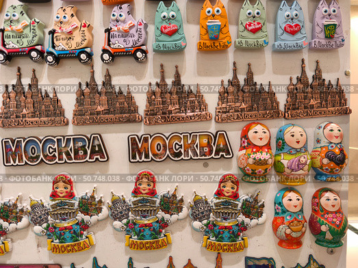 Российские сувенирные магниты с изображением достопримечательностей Москвы. Редакционное фото, фотограф Мария Сергеева / Фотобанк Лори